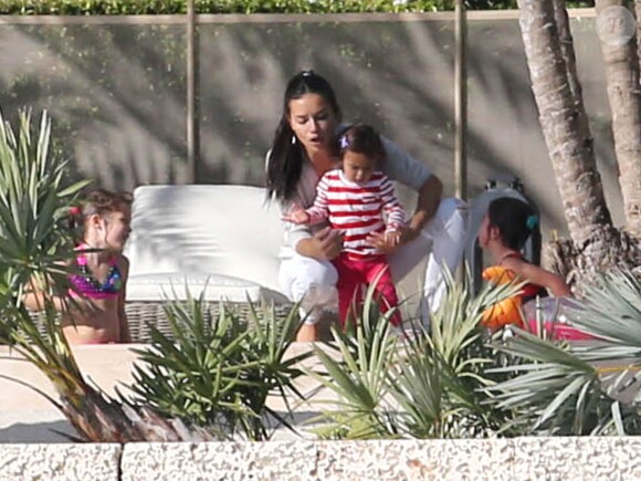 Exclusif - Adriana Lima et son mari Marko Jaric se prélassent au bord d'une piscine à Miami le 19 decembre 2013.