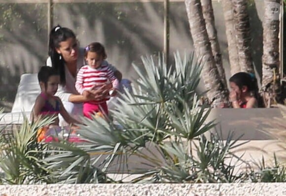 Exclusif - Adriana Lima et son mari Marko Jaric se prélassent au bord d'une piscine à Miami le 19 decembre 2013.
