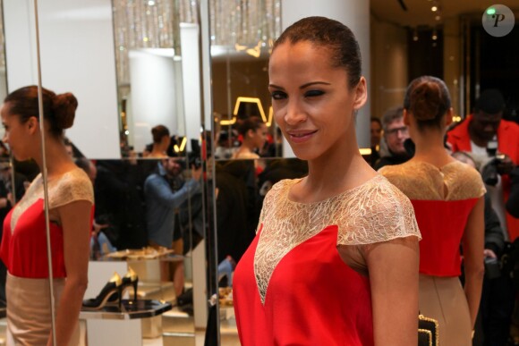 Noémie Lenoir, radieuse égérie pour l'ouverture de la boutique Aloha dans le 8e arrondissement. Paris, le 19 décembre 2013.