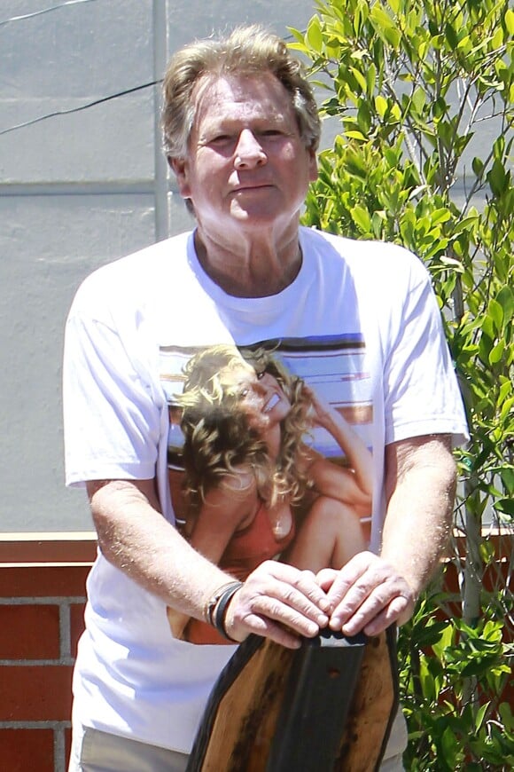 Ryan O'Neal portant un T-shirt à l'effigie de Farrah Fawcett, le 25 juin 2012 à Los Angeles