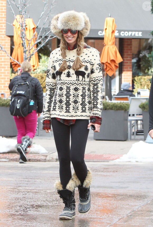Elle Macpherson tout sourire et détendue dans les rues de Aspen. Le 19 decembre 2013