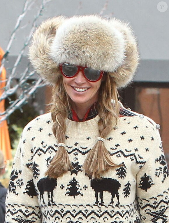 Elle Macpherson garde le sourire et se balade dans les rues de Aspen. Le 19 decembre 2013