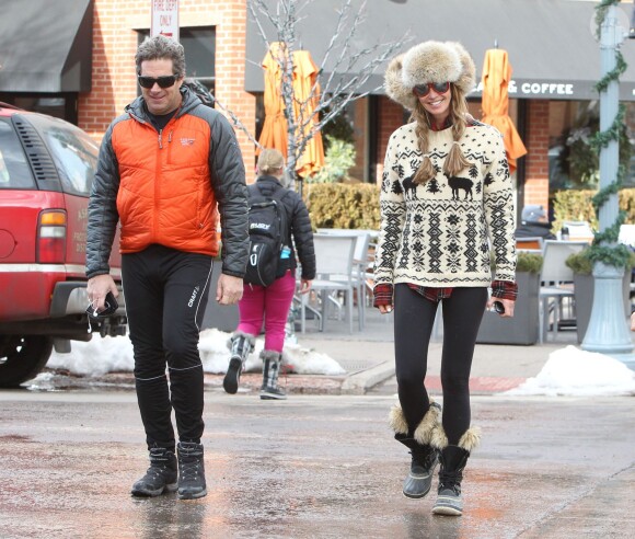 Elle Macpherson et son mari Jeffrey Soffer se promènent dans les rues de Aspen. Le 19 decembre 2013 Le couple se porte comme un charme et tente d'ignorer les accusations de Daria Valdez, qui les met en cause dans la mort de son mari suite au crash de l'hélicoptère que Jeffrey conduisait.