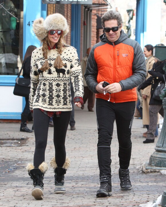 Elle Macpherson et son mari Jeffrey Soffer se promènent dans les rues de Aspen. Le 19 decembre 2013 Le couple se porte comme un charme et tente d'ignorer les accusations de Daria Valdez, qui les met en cause dans la mort de son mari suite au crash de l'hélicoptère que Jeffrey conduisait.