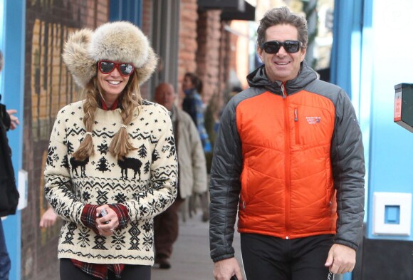 Elle Macpherson et son mari Jeffrey Soffer se promènent dans les rues de Aspen. Le 19 decembre 2013 Le couple se porte comme un charme et tente d'ignorer les accusations de Daria Valdez, qui les met en cause dans la mort de son mari suite au crash de l'hélicoptère que Jeffrey conduisait.