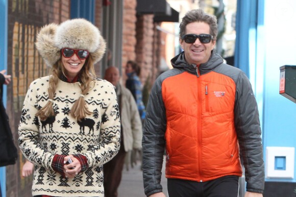 Elle Macpherson et son mari Jeffrey Soffer se promènent dans les rues de Aspen. Le 19 decembre 2013 Le couple se porte comme un charme et tente d'ignorer les accusations de Daria Valdez, qui les met en cause dans la mort de son mari suite au crash de l'hélicoptère que Jeffrey conduisait.