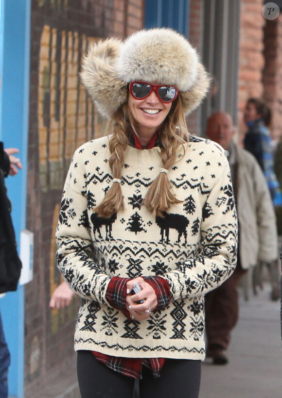 Elle Macpherson et son mari Jeffrey Soffer se promènent dans les rues de Aspen. Le 19 decembre 2013 Le couple se porte comme un charme et tente d'ignorer les accusations de Daria Valdez, qui les met en cause dans la mort de son mari suite au crash de l'hélicoptère que Jeffrey conduisait.