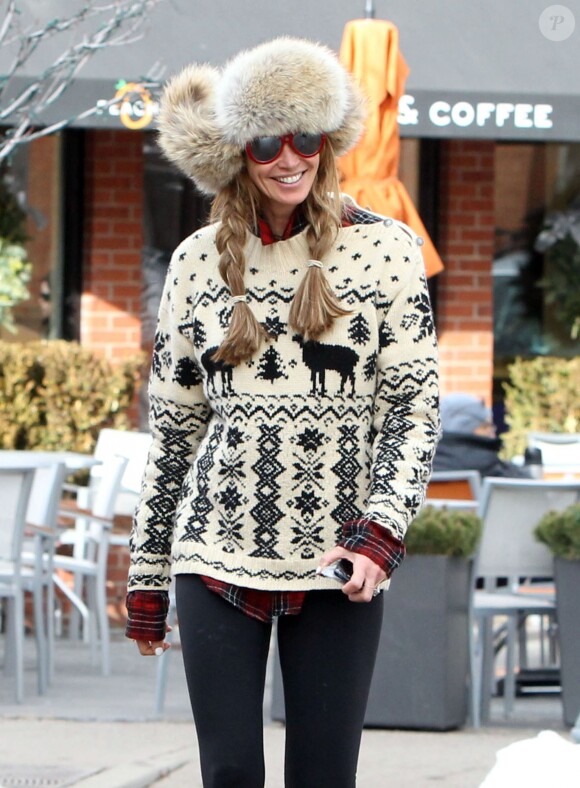 Elle Macpherson et son mari Jeffrey Soffer se promènent dans les rues de Aspen. Le 19 decembre 2013 Le couple se porte comme un charme et tente d'ignorer les accusations de Daria Valdez, qui les met en cause dans la mort de son mari suite au crash de l'hélicoptère que Jeffrey conduisait.