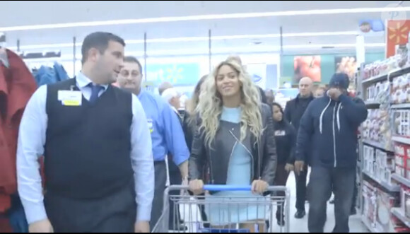 La sublime Beyoncé faisant ses courses chez Walmart pour la sortie de son album éponyme, le 20 décembre 2013.