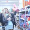 Beyoncé faisant ses courses chez Walmart pour la sortie de son album éponyme, le 20 décembre 2013.
