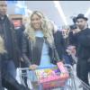 Beyoncé faisant ses courses chez Walmart pour la sortie de son album éponyme, le 20 décembre 2013.