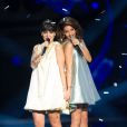 Tal et Alizée chantent le "Tourbillon de la vie" lors des 15e NRJ Music Awards 2013, à Cannes le 14 décembre2013.