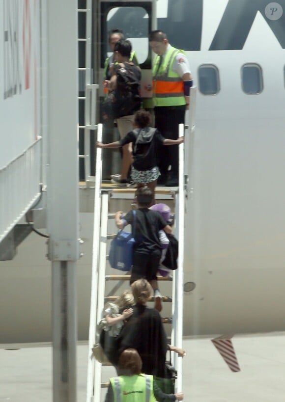 Angelina Jolie part avec ses six enfants en vacances et quitte Sydney, le 21 décembre 2013.
