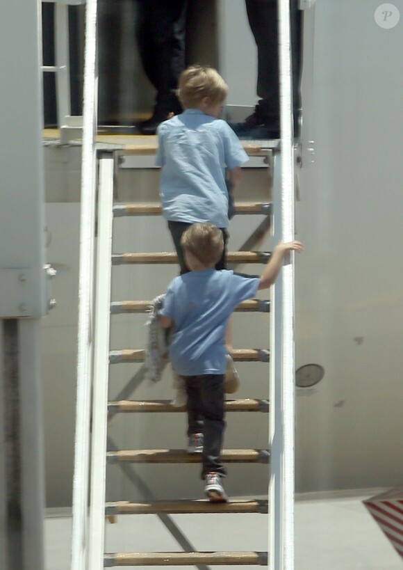 Shiloh et Knox - Angelina Jolie part avec ses six enfants en vacances et quitte Sydney, le 21 décembre 2013.