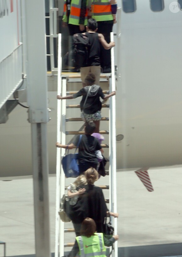 Maddox, Zahara, Pax - Angelina Jolie part avec ses six enfants en vacances et quitte Sydney, le 21 décembre 2013.