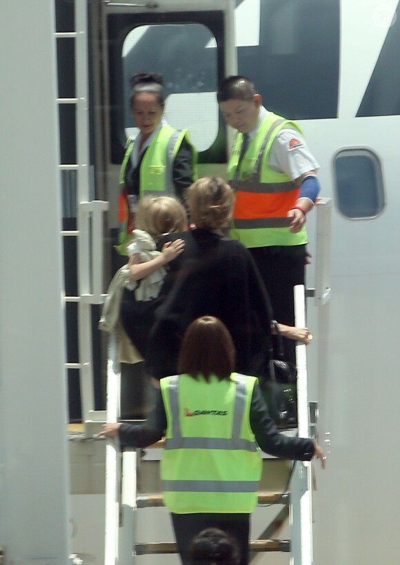Angelina Jolie part, amaigrie, avec ses six enfants en vacances et quitte Sydney, le 21 décembre 2013.