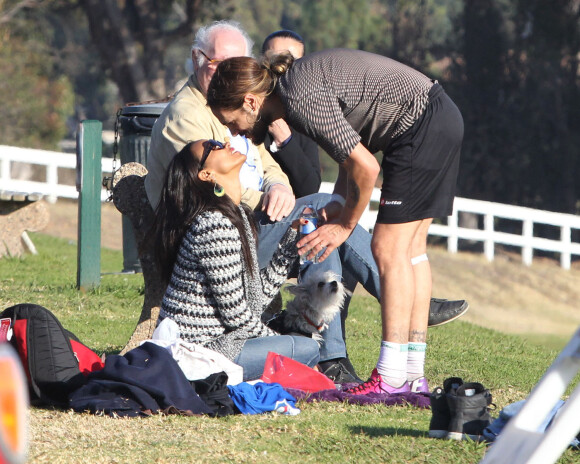 Zoe Saldana et Marco Perego très tendres à Los Angeles, le 22 décembre 2013.
