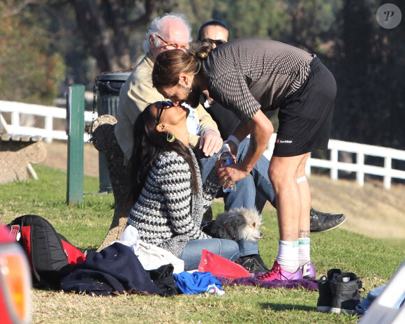 Zoe Saldana et Marco Perego, jeunes mariés démonstratifs à Los Angeles, le 22 décembre 2013.