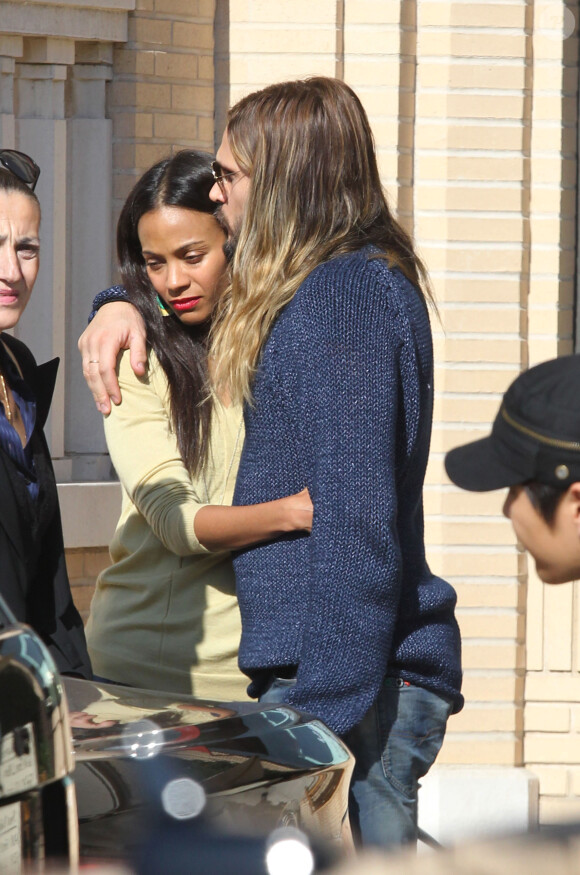 Zoe Saldana très câline avec son mari Marco Perego à Los Angeles, le 22 décembre 2013.