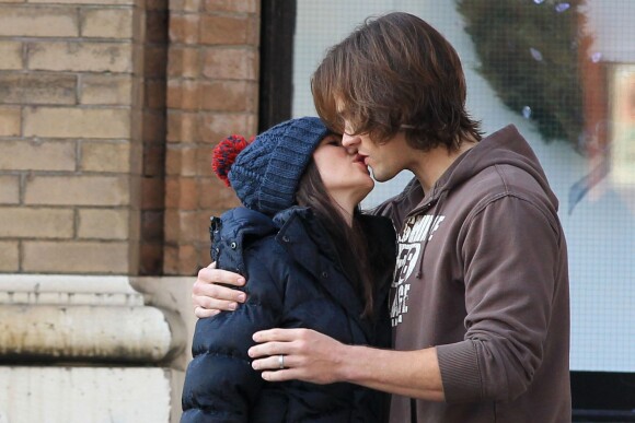Jared et Genevieve Padalecki s'embrassent à Vancouver, le 8 décembre 2011.