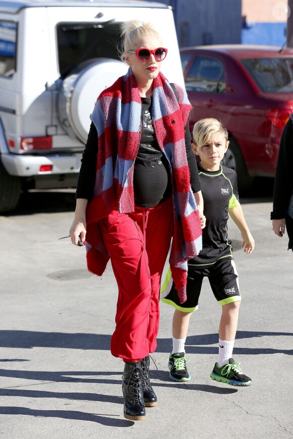 Gwen Stefani, son fils Kingston et sa nounou/assistante profitent d'une après-midi détente à Los Angeles. Le 23 décembre 2013.
