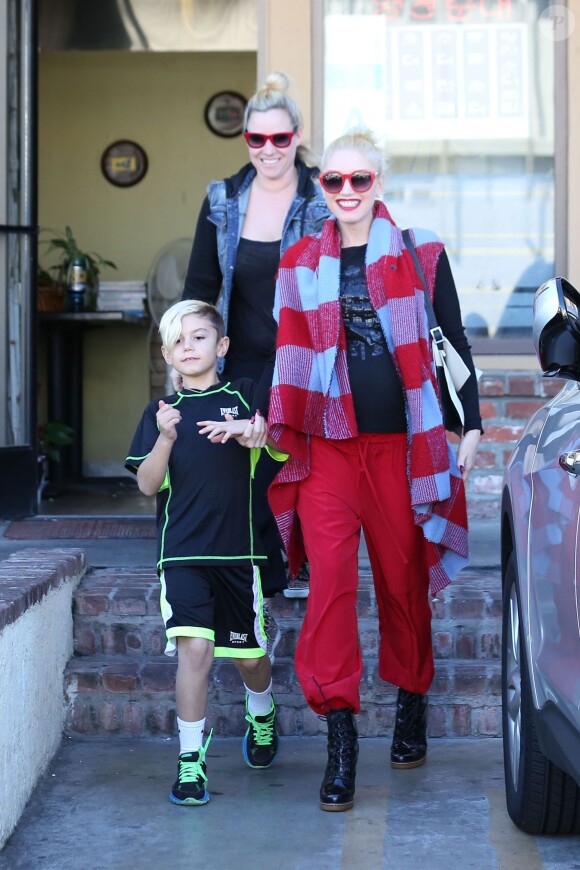 Gwen Stefani, son fils Kingston et sa nounou/assistante, souriants, profitent d'une après-midi détente à Los Angeles. Le 23 décembre 2013.
