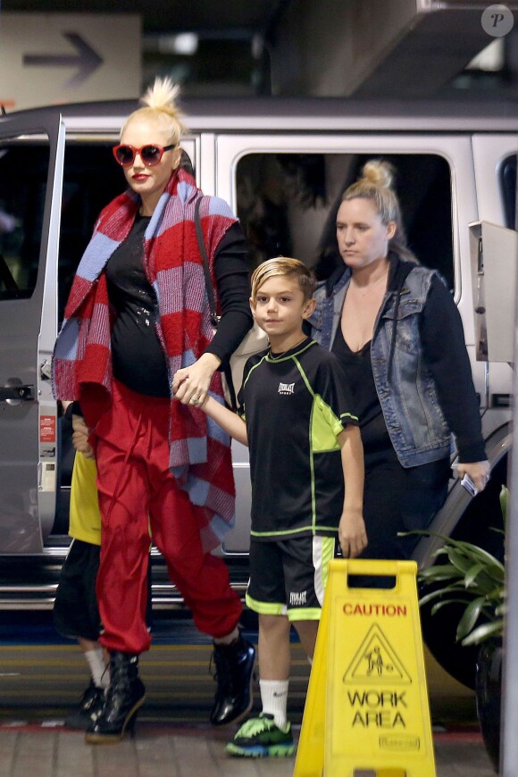 Gwen Stefani, son fils Kingston et sa nounou/assistante à Los Angeles. Le 23 décembre 2013.