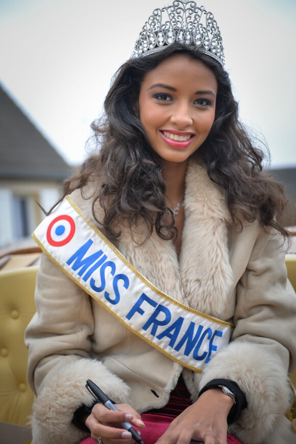 Miss France 2014, Flora Coquerel, fait son retour triomphal dans son village de Morancez en Eure-et-Loire, le 18 décembre 2013.