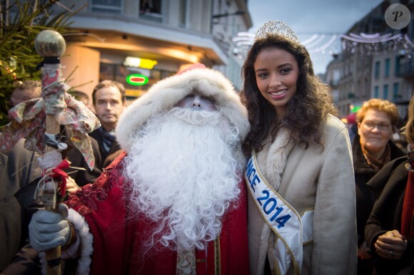 Miss France 2014, Flora Coquerel prend la pose avec le père Noël à Chartres, le 18 décembre 2013.