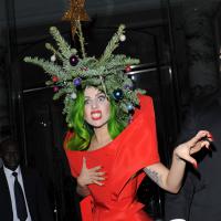 La rédaction de Purepeople vous souhaite un très joyeux Noël... Et Lady Gaga aussi