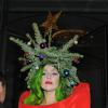 Lady Gaga, coiffée d'un sapin de Noel, à Londres le 8 décembre 2013.