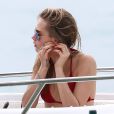 Cara Delevingne fait un tour en bateau lors de ses vacances à la Barbade, le 26 déecembre 2013. Cara exhibe son nouveau tatouage "Don't worry be happy".