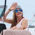 Cara Delevingne fait un tour en bateau lors de ses vacances à la Barbade, le 26 décembre 2013. Cara exhibe son nouveau tatouage "Don't worry be happy".