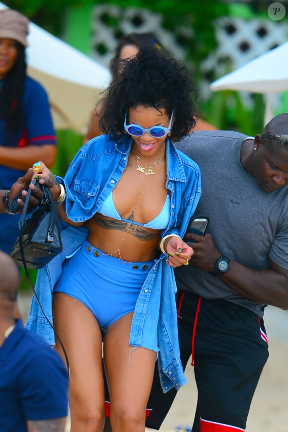 Rihanna monte à bord d'un bateau pirate pour se joindre à une fête très animée qui s'y déroule. A la Barbade, le 26 décembre 2013.