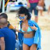 Rihanna monte à bord d'un bateau pirate pour se joindre à une fête très animée qui s'y déroule. A la Barbade, le 26 décembre 2013.