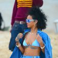 Rihanna monte à bord d'un bateau pirate pour se joindre à une fête très animée qui s'y déroule. A la Barbade, le 26 décembre 2013.