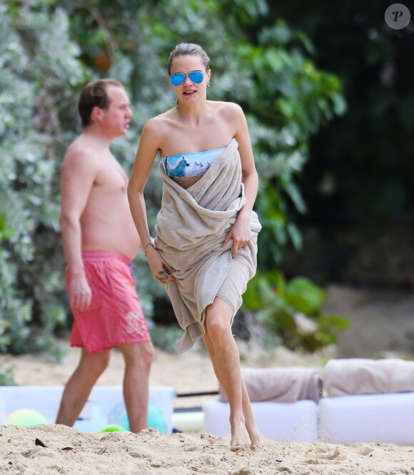 Cara Delevingne est en vacances de Noel avec sa famille et des amis a La Barbade, le 26 decembre 2013. Apres un moment de farniente avec sa famille, Cara Delevingne est allee se baigner pour se rafraichir. Elle a egalement montrer ses talents de footballeuse.  Cara Delevingne spent some quality time with her family in Barbados, on december 26, 2013. The model and her sister Poppy are on vacation on the island for Christmas. After spending time talking on a sun lounger with her family Cara went for a refreshing swim. She also showed off her skills at football while fooling around with her dad.26/12/2013 - La Barbade