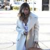 Kim Kardashian fait du shopping à Los Angeles, tout de blanc vêtue avec un manteau Céline (collection automne-hiver 2013), des souliers Saint Laurent et un sac Hermès customisé par l'artiste George Condo. Le 26 décembre 2013.