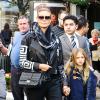 Heidi Klum, de passage au centre commercial The Grove, porte une veste en cuir Elizabeth & James, un sac Miss Dior, un pantalon et des bottines noirs. Los Angeles, le 21 décembre 2013.