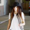 Kendall Jenner se rend au Children's Hospital de Los Angeles le jour du réveillon de Noël, habillée d'un gilet Topshop porté sur un chemisier blanc, un pantalon noir, un sac Givenchy (modèle Lucrezia) et des bottines Céline. Le 24 décembre 2013.