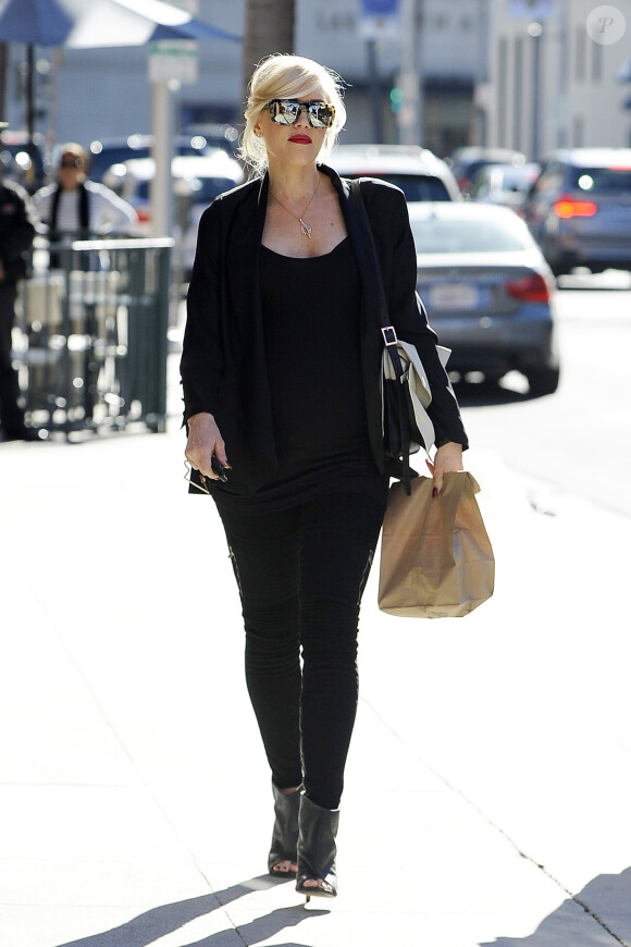 Gwen Stefani enceinte et tout de noir vêtue à Beverly Hills, complète sa tenue de bottines Maison Martin Margiela. Le 26 décembre 2013.