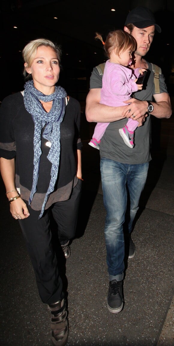 Exclusif - Elsa Pataky enceinte, Chris Hemsworth et leur fille India Rose arrivent à Los Angeles, le 19 décembre 2013. Le couple était à Lanzarote en Espagne où Chris Hemsworth était en tournage pour son prochain film "In the heart of the sea".