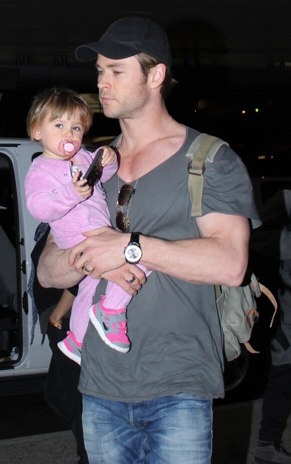 Exclusif - Chris Hemsworth et sa fille India Rose arrivent à Los Angeles, le 19 décembre 2013.