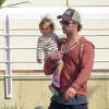 Exclusif - Elsa Pataky, enceinte, et son mari Chris Hemsworth se promènent avec leur fille India sur l'île de la Gomera, le 17 novembre 2013.