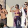 Jennifer Aniston et Justin theroux en vacances à Los Cabos au Mexique, le 28 décembre 2013. Le couple est entouré d'une poignée d'amis dont Courteney Cox, Emily Blunt, John Krasinski et Howard Stern.