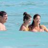 Stephanie Seymour se baigne avec son mari Peter Brant et leur fille Lilly lors de leurs vacances à Saint-Barthélémy, le 28 décembre 2013.
