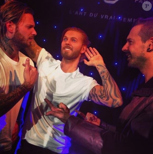 M. Pokora et son frère Julien, devant la statue du chanteur, au Musée Grévin à Paris, le 7 octobre 2013.