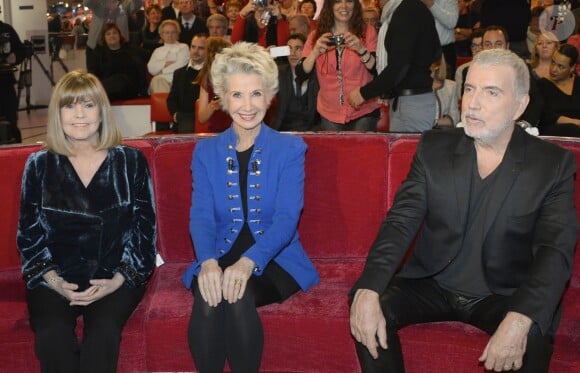Chantal Goya, Danièle Gilbert et Bernard Lavilliers sur le plateau de Vivement dimanche, à Paris, le 12 décembre 2013. Diffusion prévue sur France 2 le dimanche 5 janvier 2014.