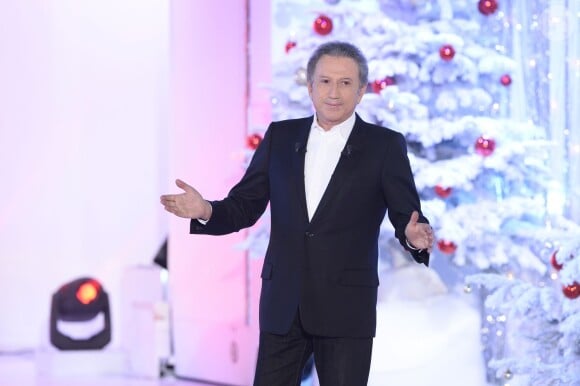 Michel Drucker sur le plateau de Vivement dimanche, à Paris, le 12 décembre 2013. Diffusion prévue sur France 2 le dimanche 5 janvier 2014.