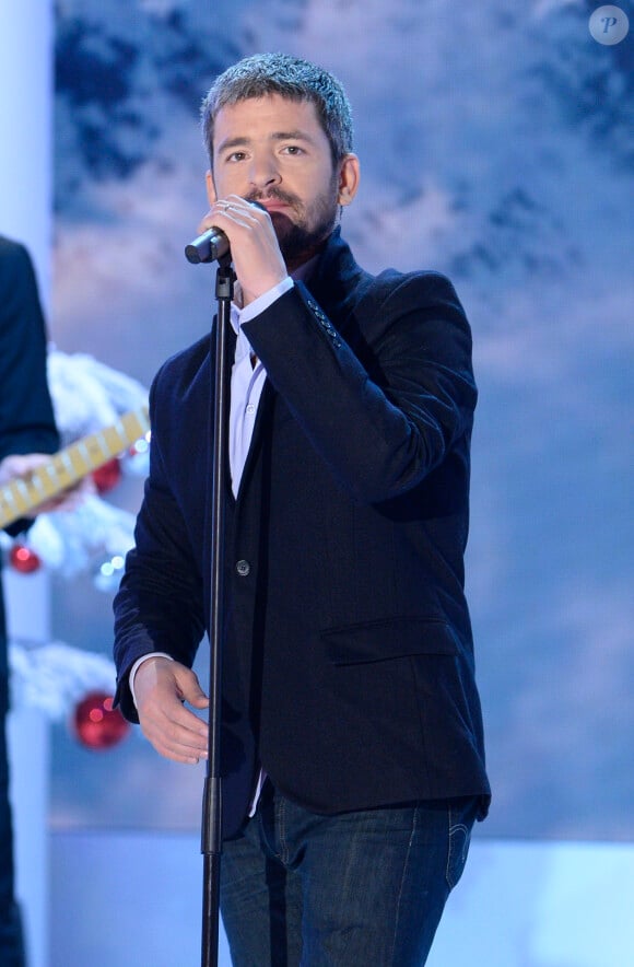 Le chanteur Gregoire sur le plateau de Vivement dimanche, à Paris le 12 décembre 2013. Emission diffusée le dimanche 5 janvier 2014.
